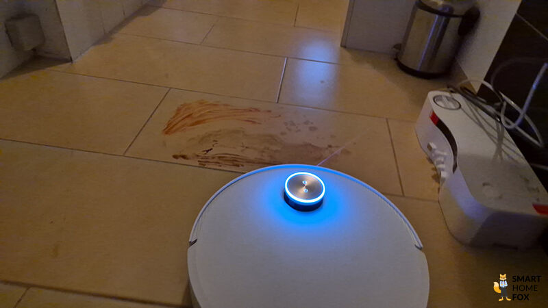 Der Dreame L50 Pro Ultra wischt hartnäckige Kaffeeflecken und Ketchup auf einem Hartboden.